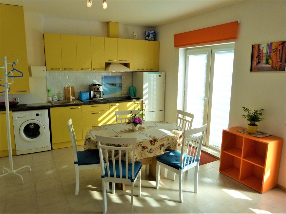 Geltoni Apartamentai *